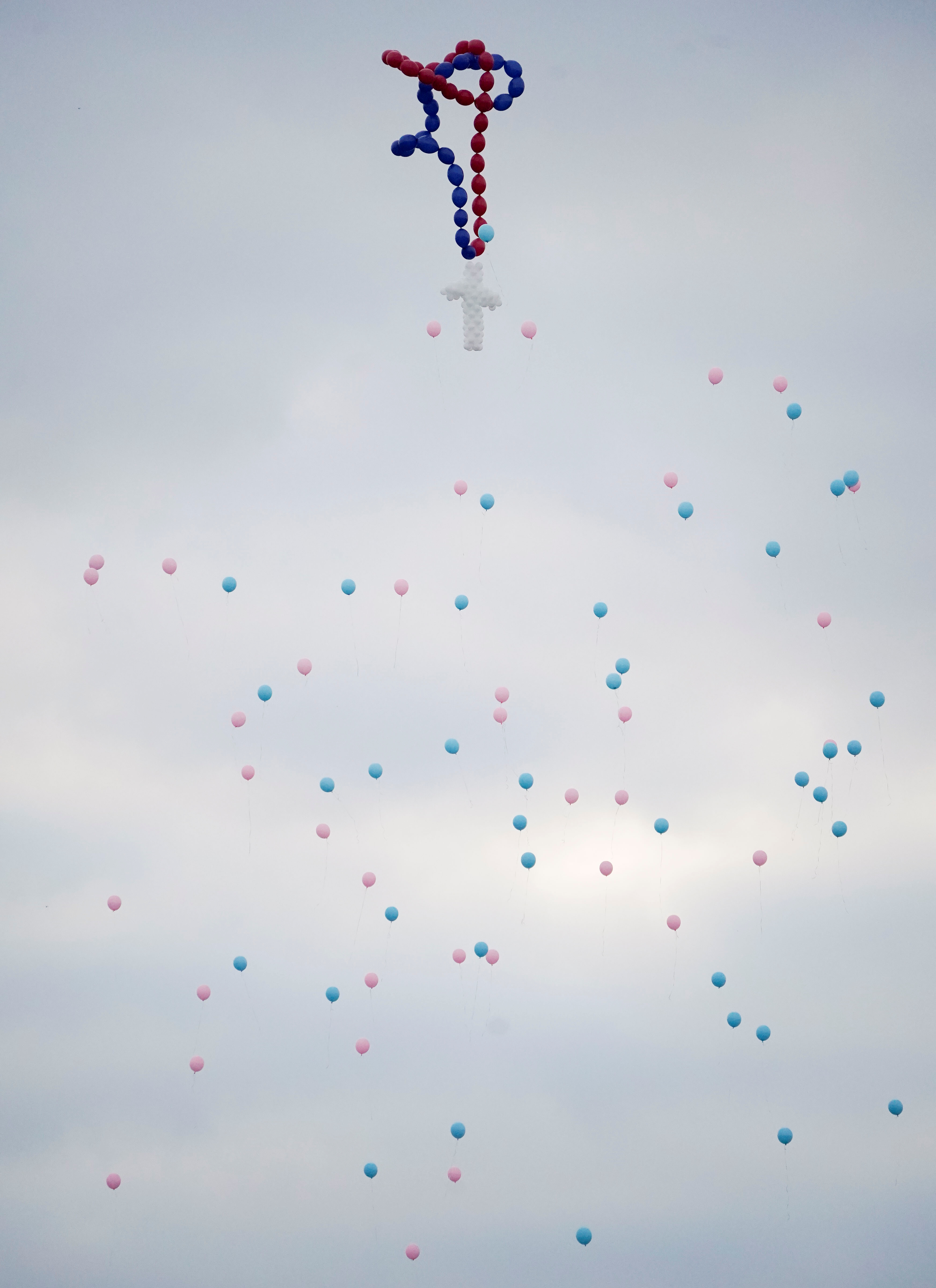 اطلاق البالونات فى الهواء