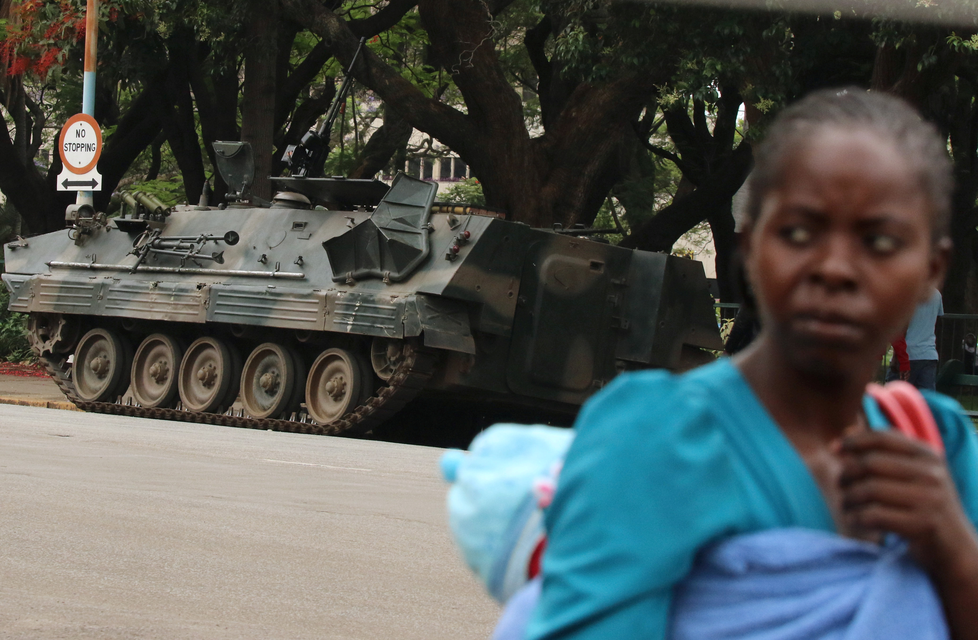 جيش زيمبابوى يحاصر مبنى البرلمان
