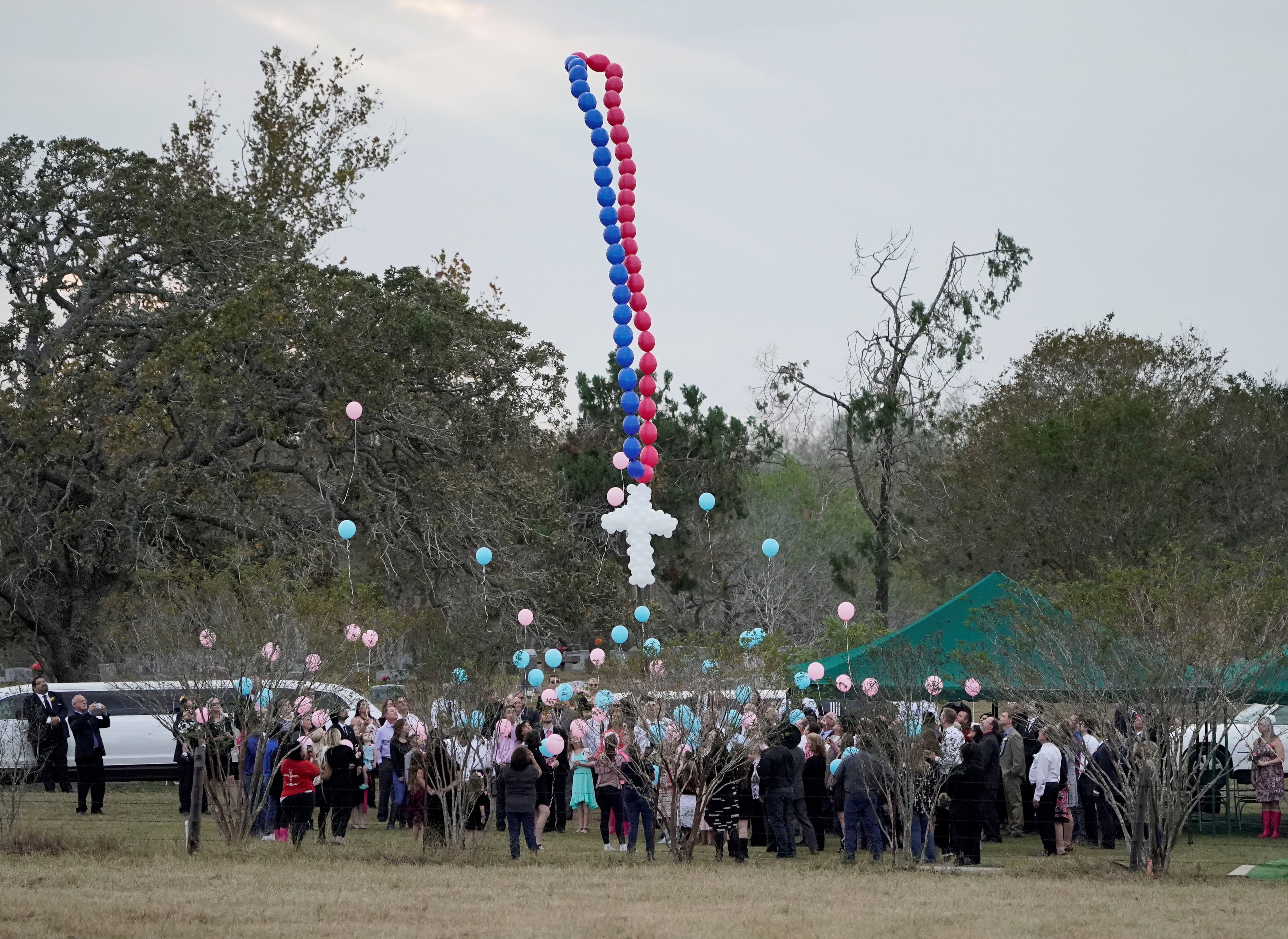 الآلاف يشيعون 9 جثامين من ضحايا كنيسة تكساس