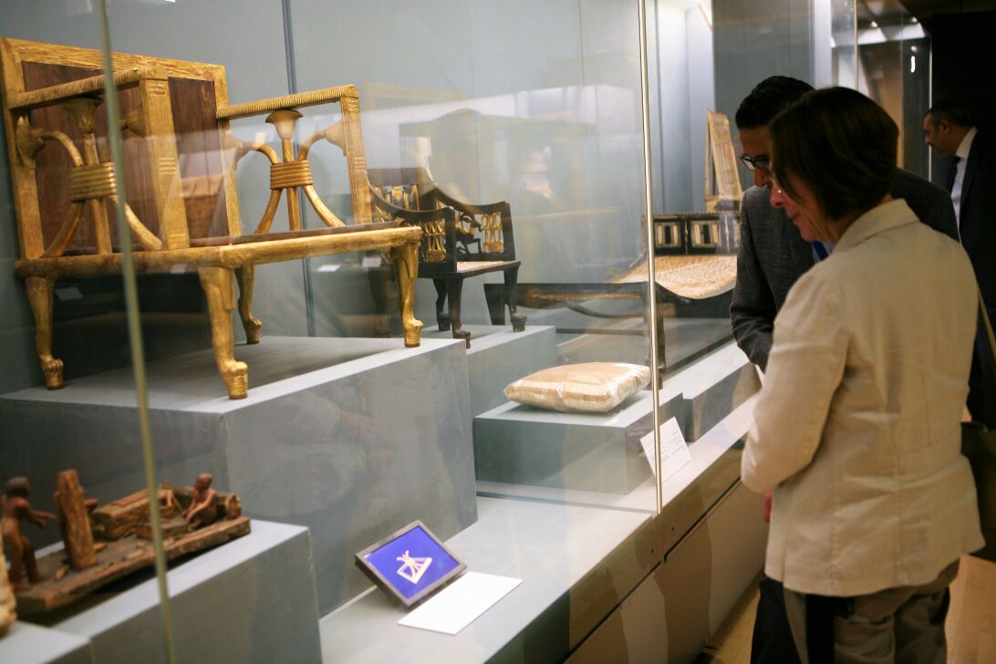 زوجة رئيس برلمان المجر تزور المتحف القومى للحضارة المصرية (4)