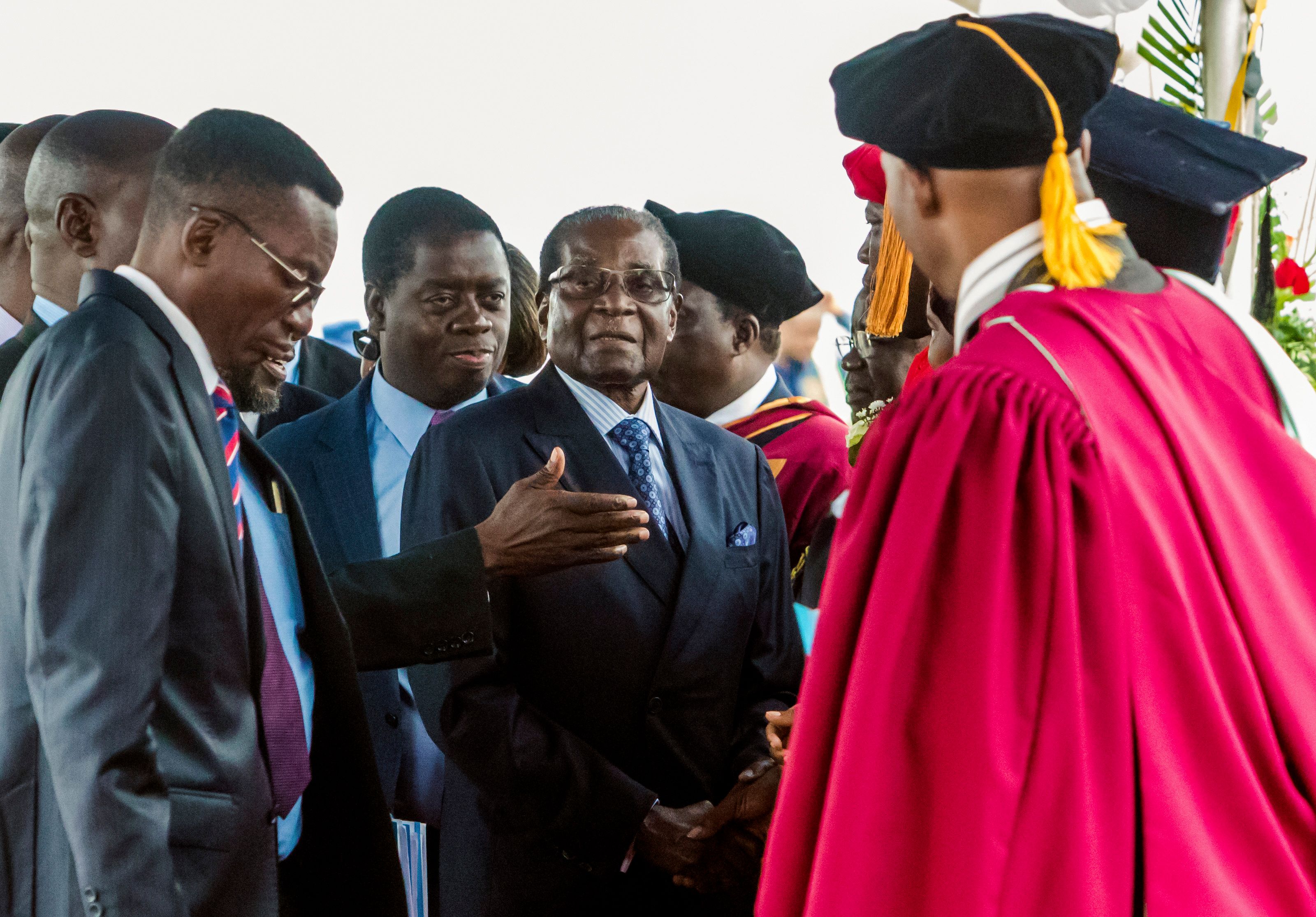 رئيس زيمبابوى يصافح خريجى الجامعة