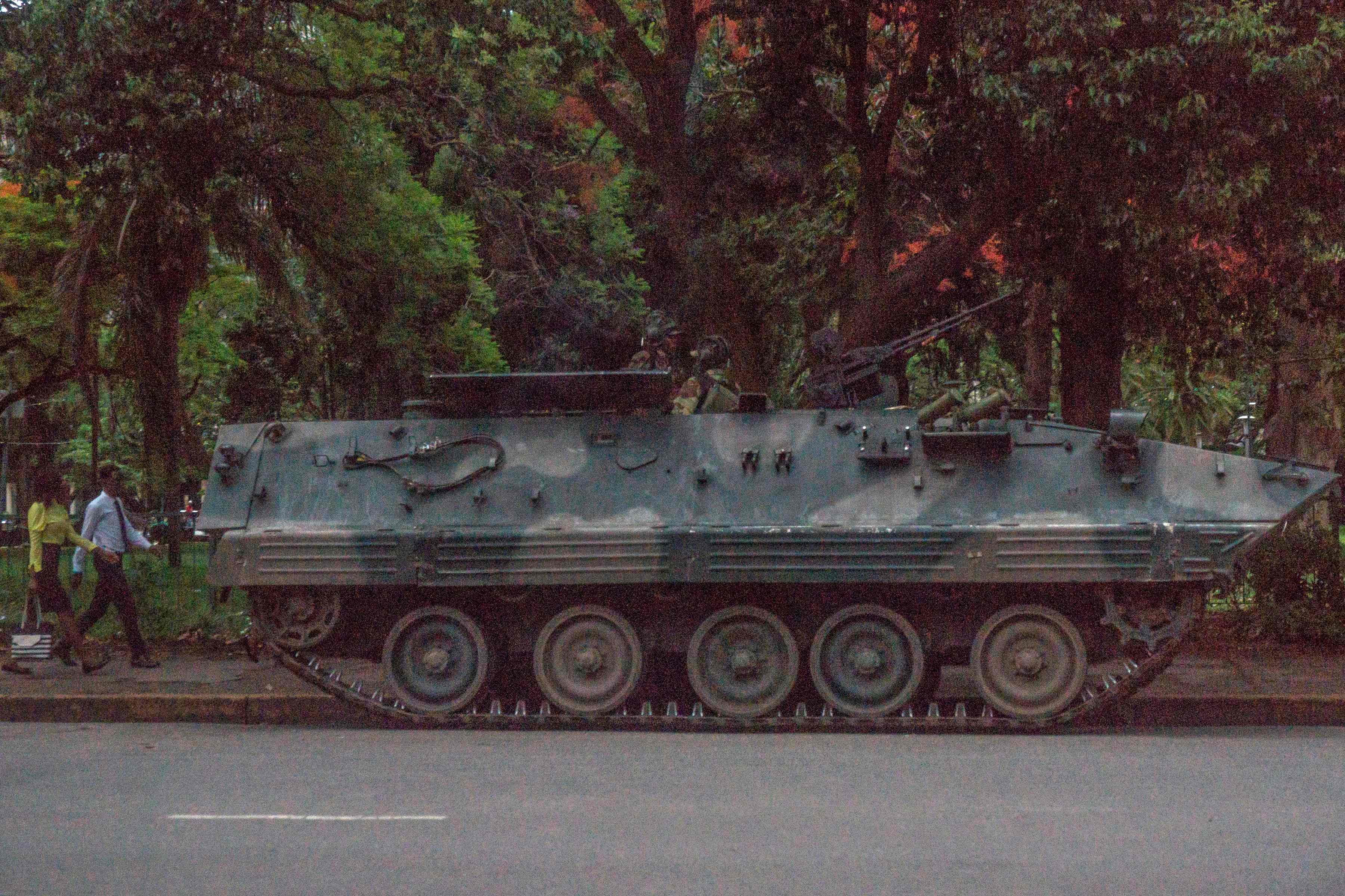 جيش زيمبابوى يسيطر على الشارع