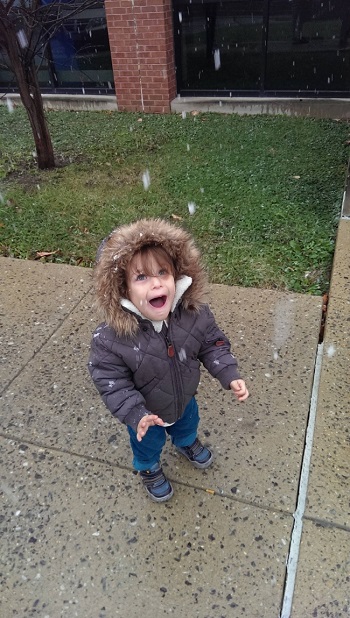 طفل يرى الثلج