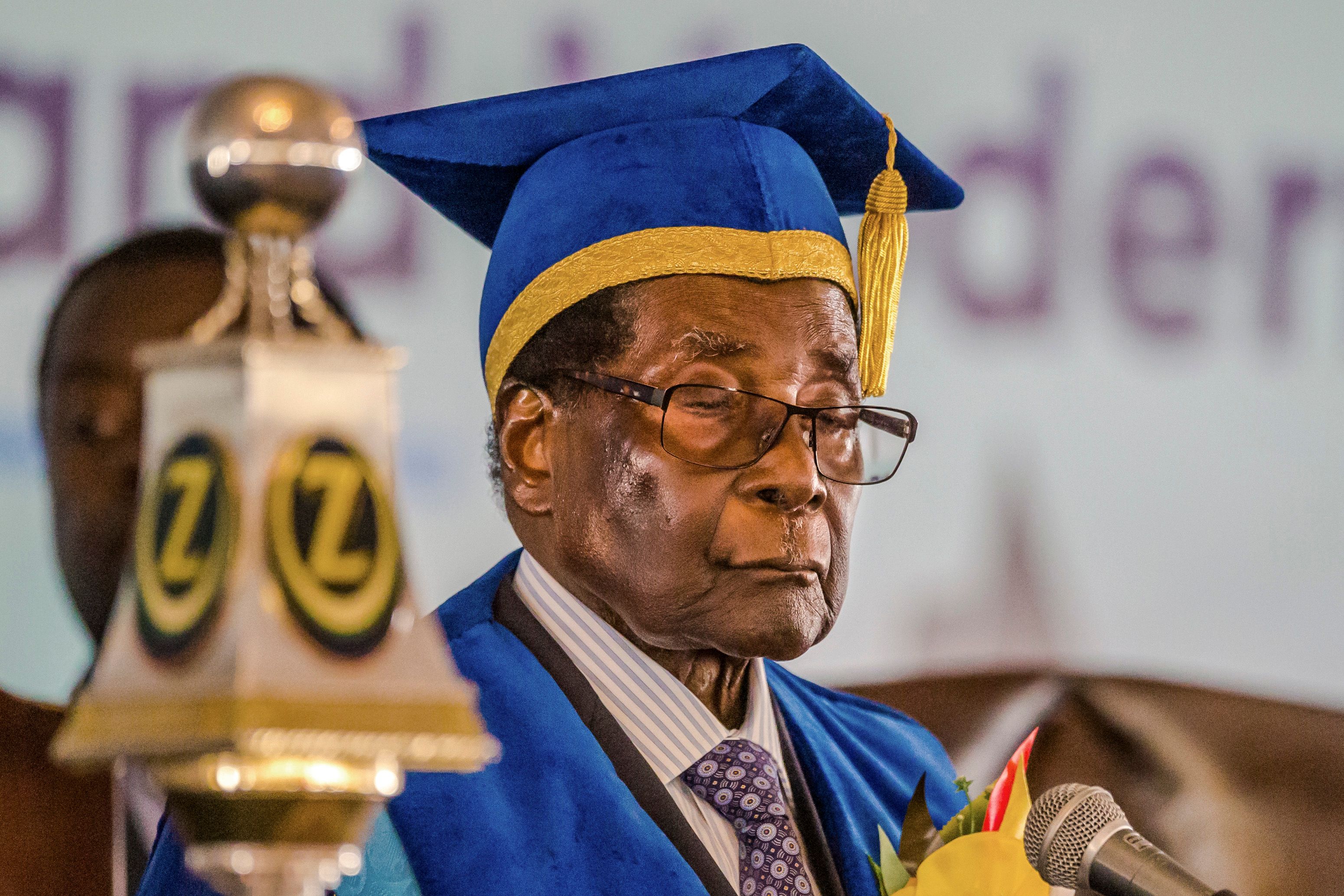 رئيس زيمبابوى يتابع مراسم تخرج الدفعة الجامعية