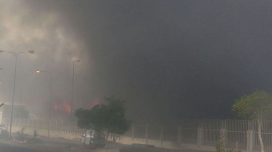 صور.. حريق ضخم بمصنع هايبتات للأثاث بالعبور (4)