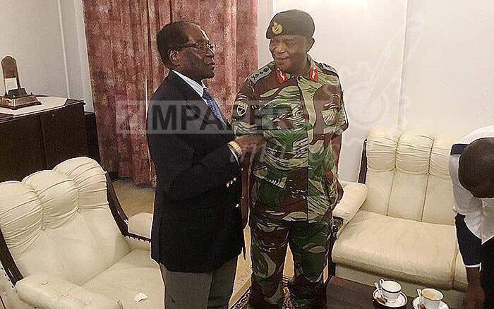 الرئيس روبرت موجابى مع أحد قادة الجيش