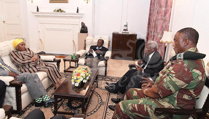 قادة جيش زيمبابوى مع رئيس بلادهم