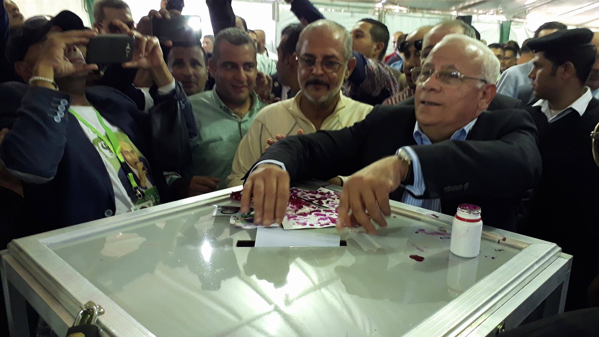 محافظ بورسعيد يدلى بصوته فى انتخابات النادى المصرى