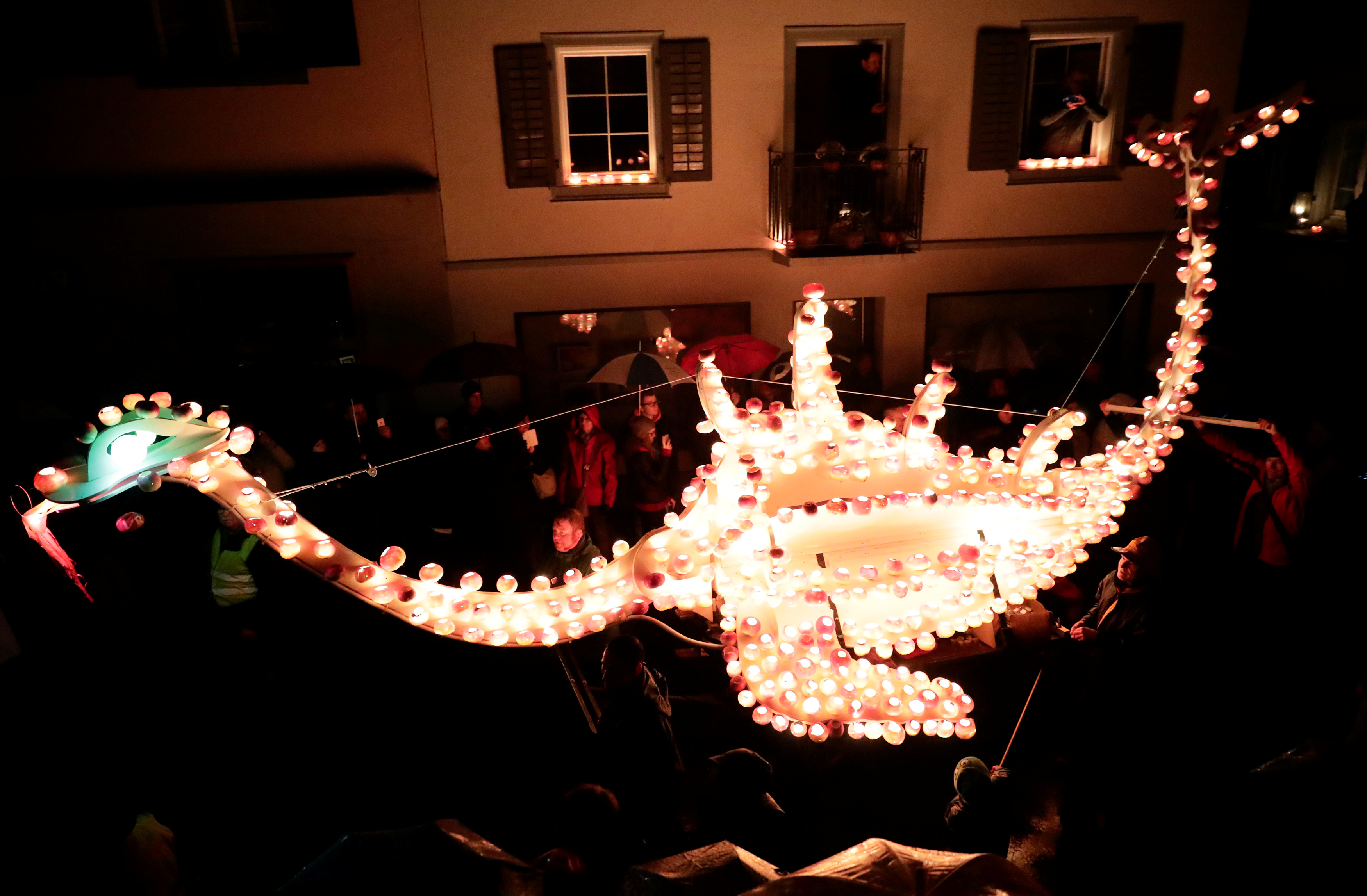 أضواء مبهرة على شكل حيوانات فى مهرجان رايبشيلبى بسويسرا