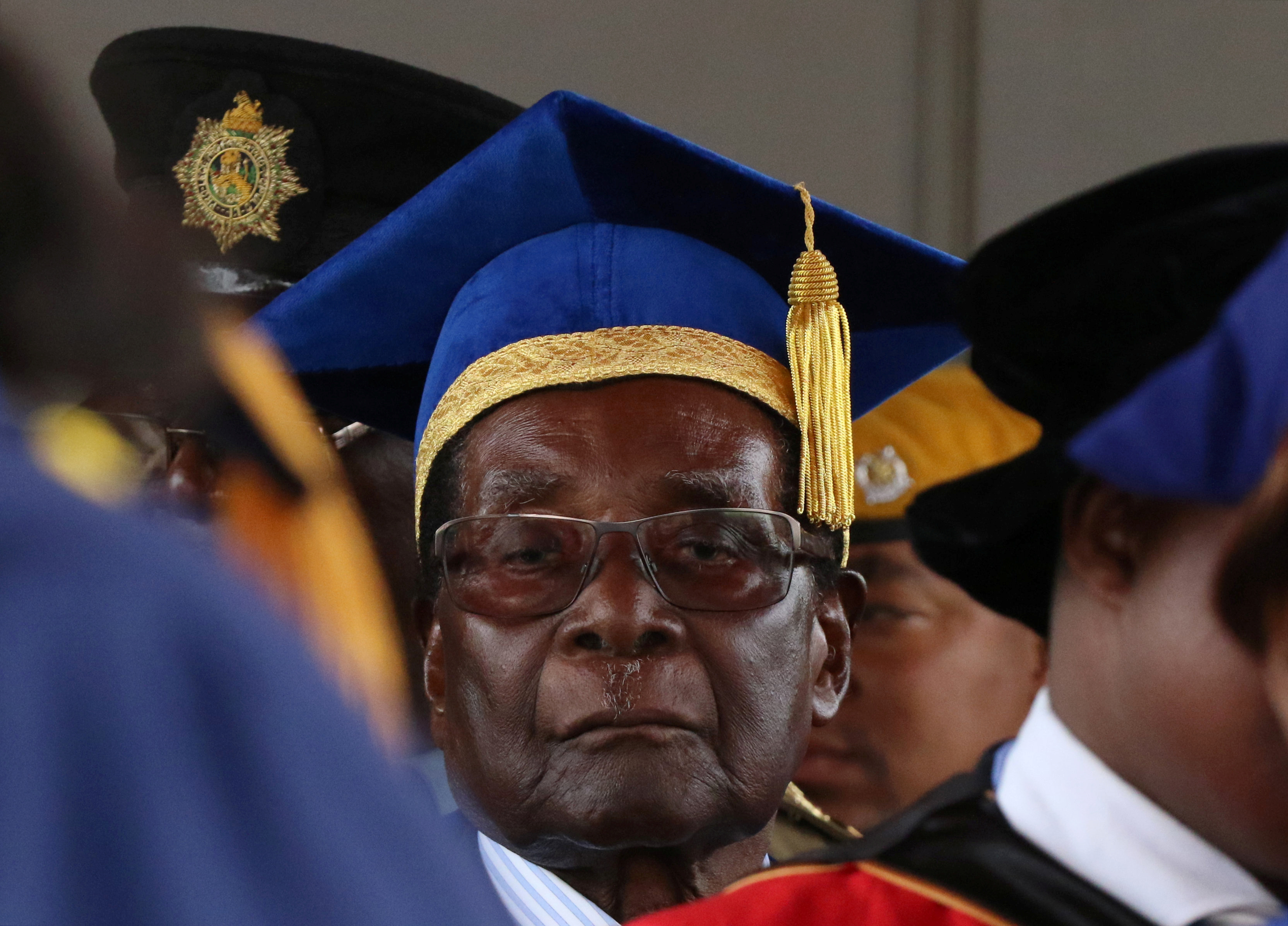 رئيس زيمبابوى يحضر حفل تخرج دفعة جامعية