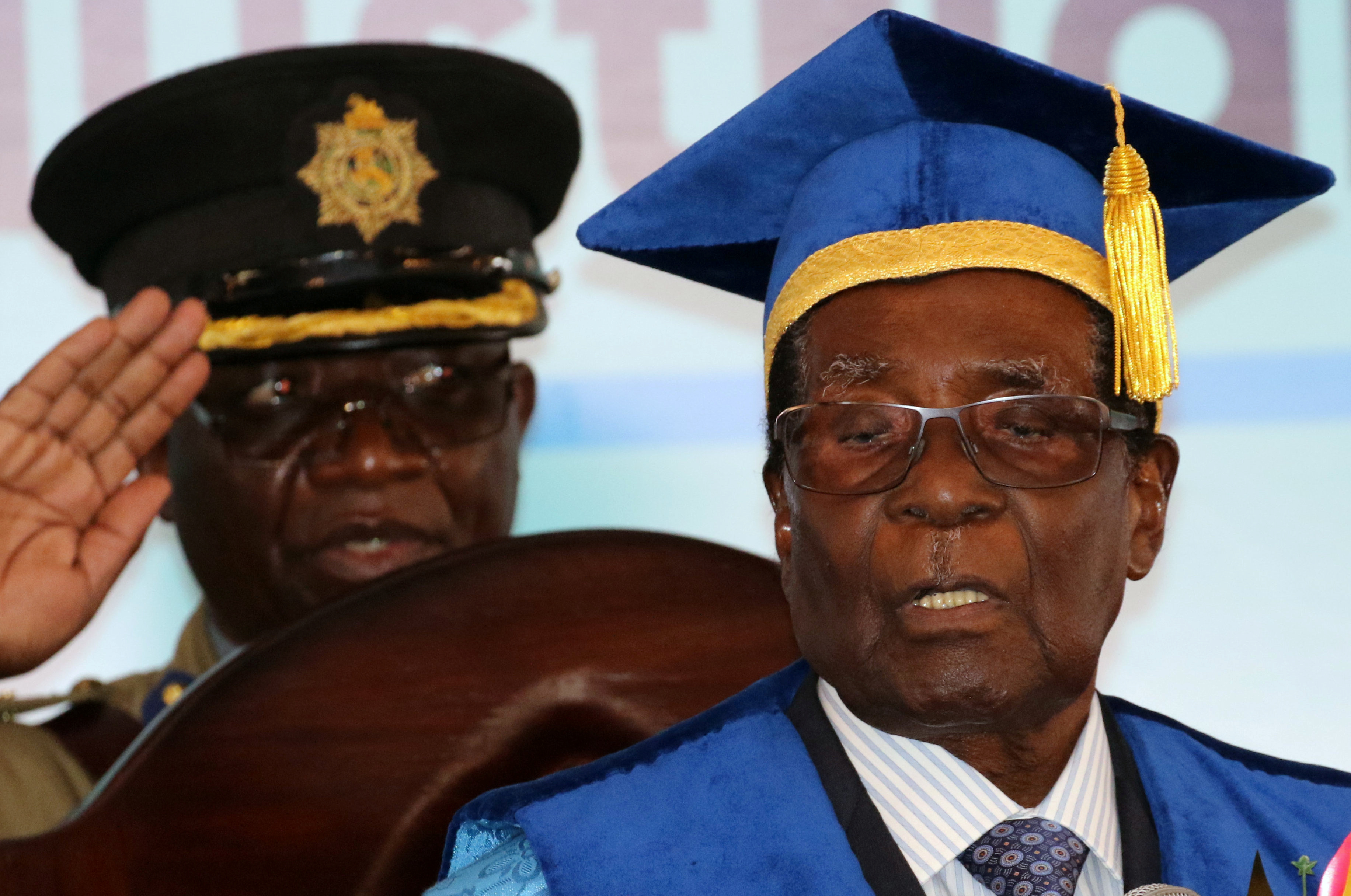 رئيس زيمبابوى فى حفل تخرج دفعة جامعية