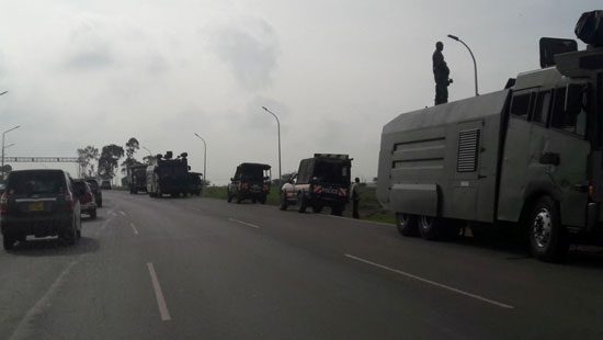 مركبات الشرطة الكينية على الطريق المؤدى لمطار نيروبى الدولى
