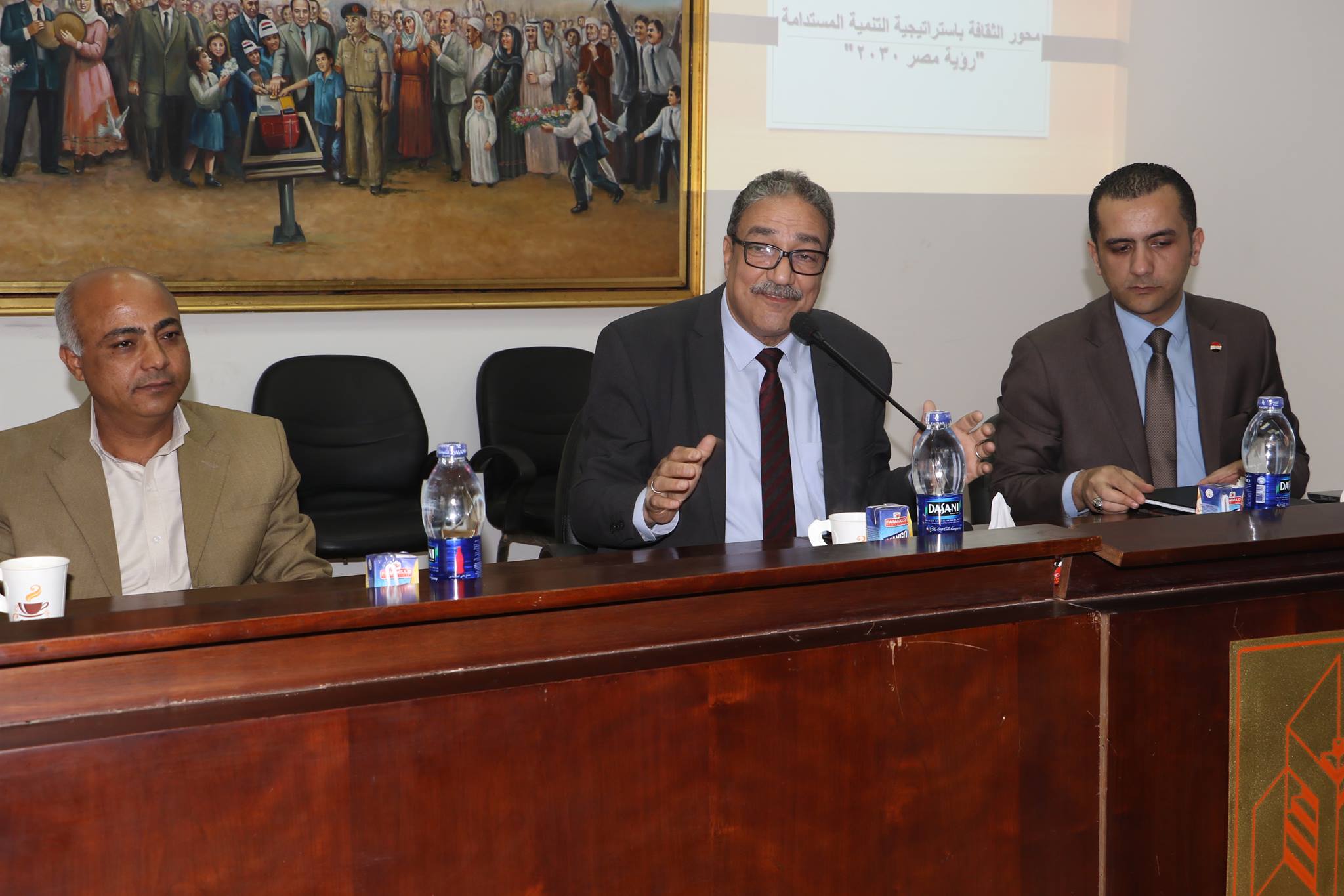 عامر يرأس اجتماع تدشين فريق عمل التنمية المستدامة بقصور الثقافة (1)