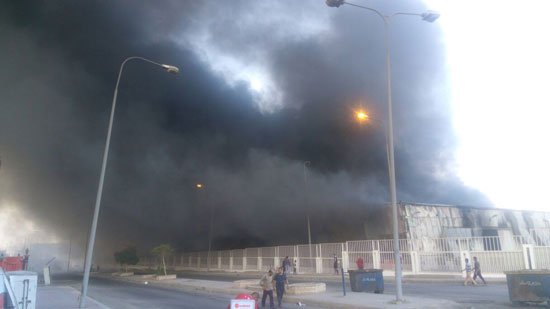 صور.. حريق ضخم بمصنع هايبتات للأثاث بالعبور (3)