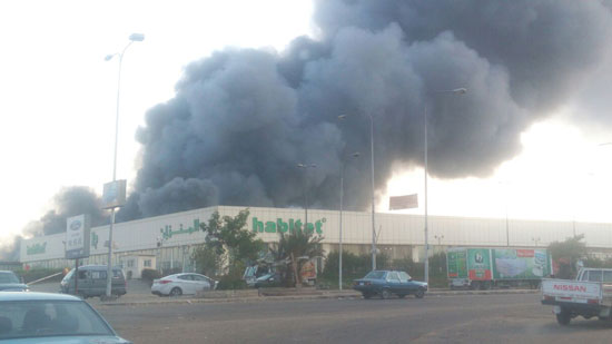 صور.. حريق ضخم بمصنع هايبتات للأثاث بالعبور (2)