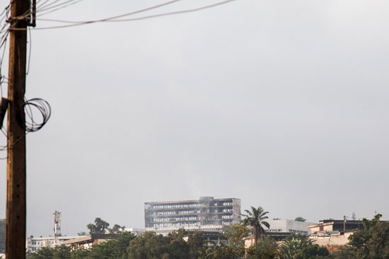 الدمار يلحق بمبنى البرلمان الكاميرونى عقب حريقه