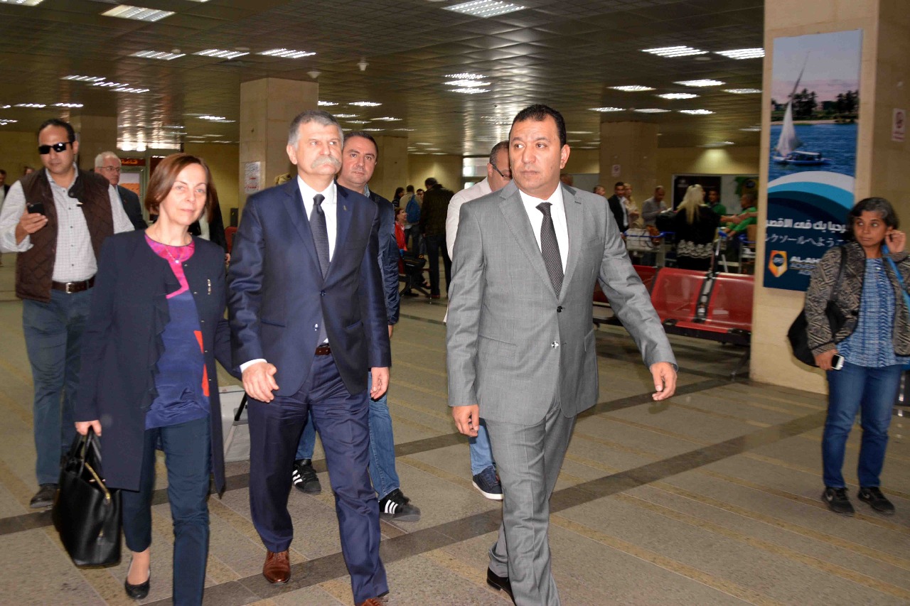              رئيس البرلمان المجري لدي وصوله لمطار الاقصر الدولي