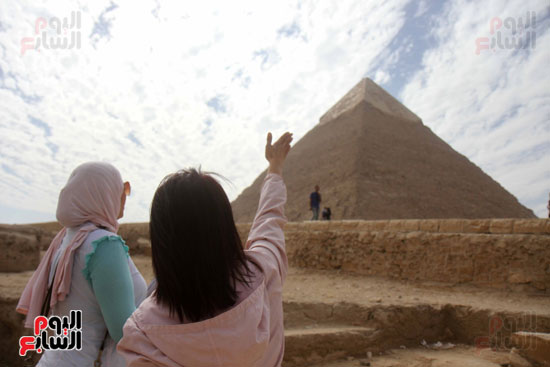 صور فيتشر عن أجنبية و مصرية تعملان في منطقة الأهرامات (11)