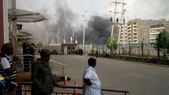 دخان يتصاعد فى سماء عاصمة كينيا إثر مواجهات الشرطة والمعارضة
