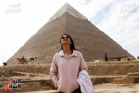 صور فيتشر عن أجنبية و مصرية تعملان في منطقة الأهرامات (6)
