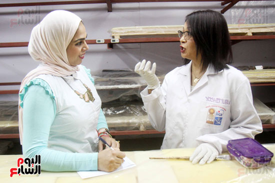 صور فيتشر عن أجنبية و مصرية تعملان في منطقة الأهرامات (19)
