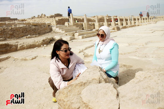 صور فيتشر عن أجنبية و مصرية تعملان في منطقة الأهرامات (9)