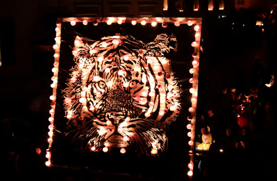 أضواء مبهرة على شكل حيوانات فى مهرجان رايبشيلبى بسويسرا