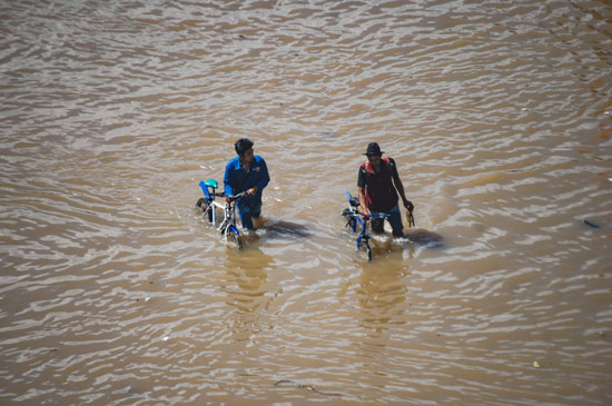 مواطنون إندونسيون خلال الفيضانات 