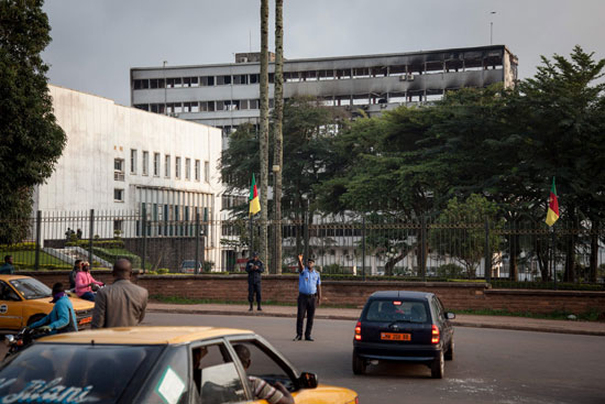 الشرطة تنظم حركة المرور بالقرب من مبنى البرلمان الكاميرونى
