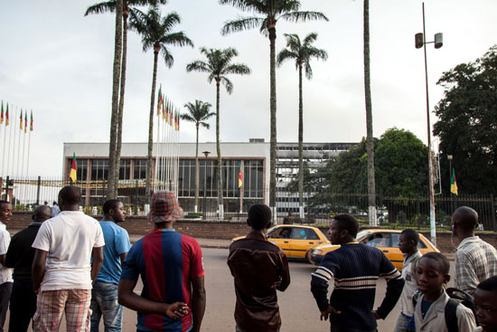 احتشاد المواطنين لمتابعة السيطرة على حريق البرلمان الكاميرونى