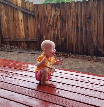 طفل يلعب فىا لمطر