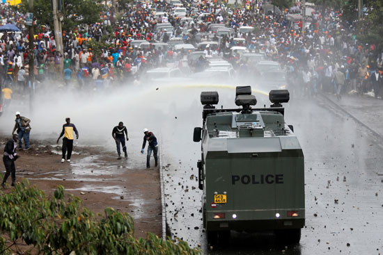 متظاهر يلقى الحجارة على شرطى فى كينيا