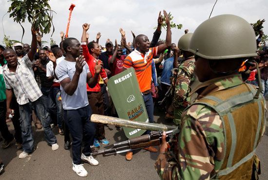الشرطة الكينية تواجه مظاهرات قرب مطار نيروبى