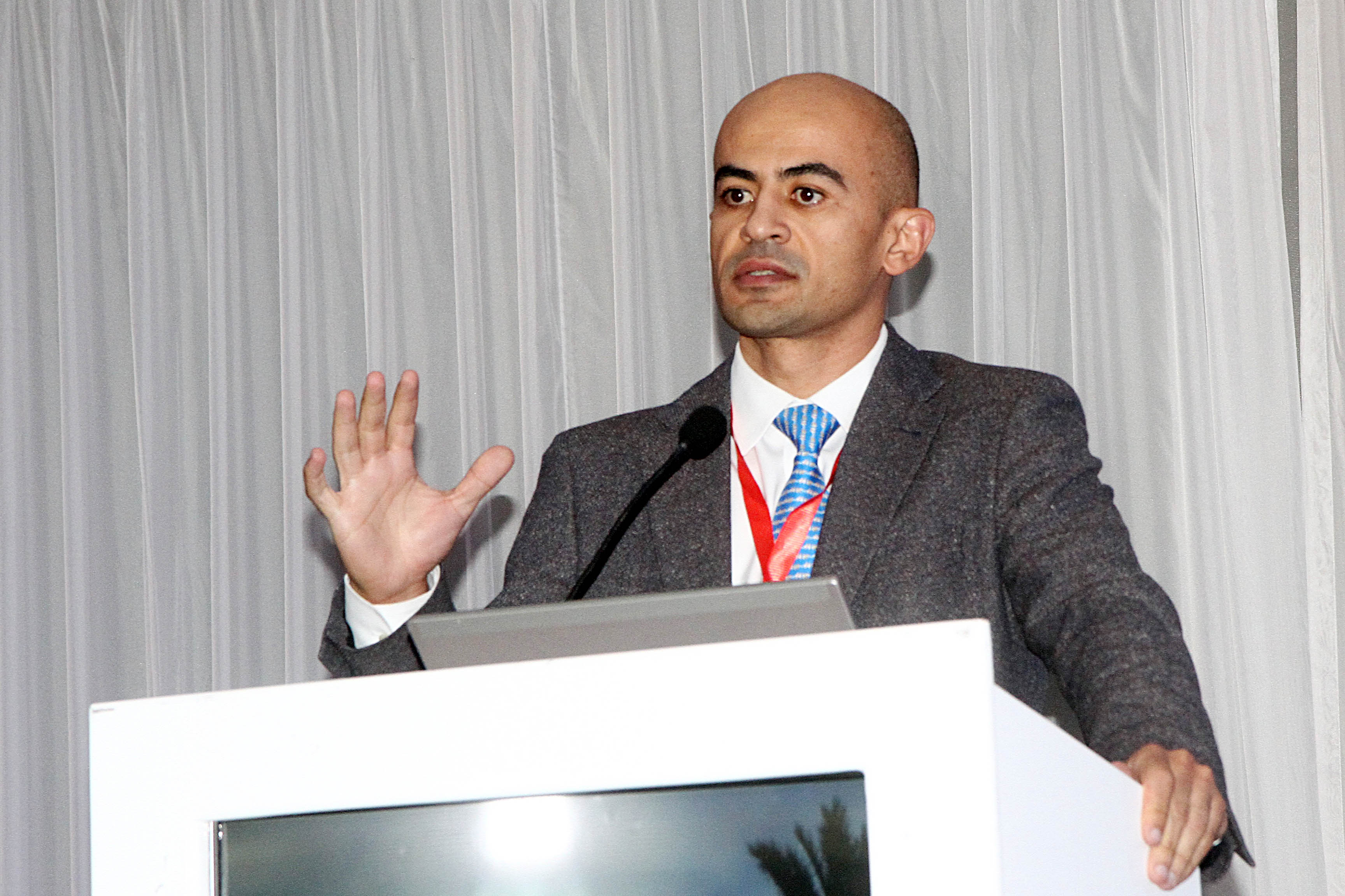 الدكتور أحمد بشير أستاذ الجراحة العامة بالأردن 