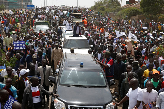 متظاهرون يلقون الحجارة على سيارات الشرطة الكينية