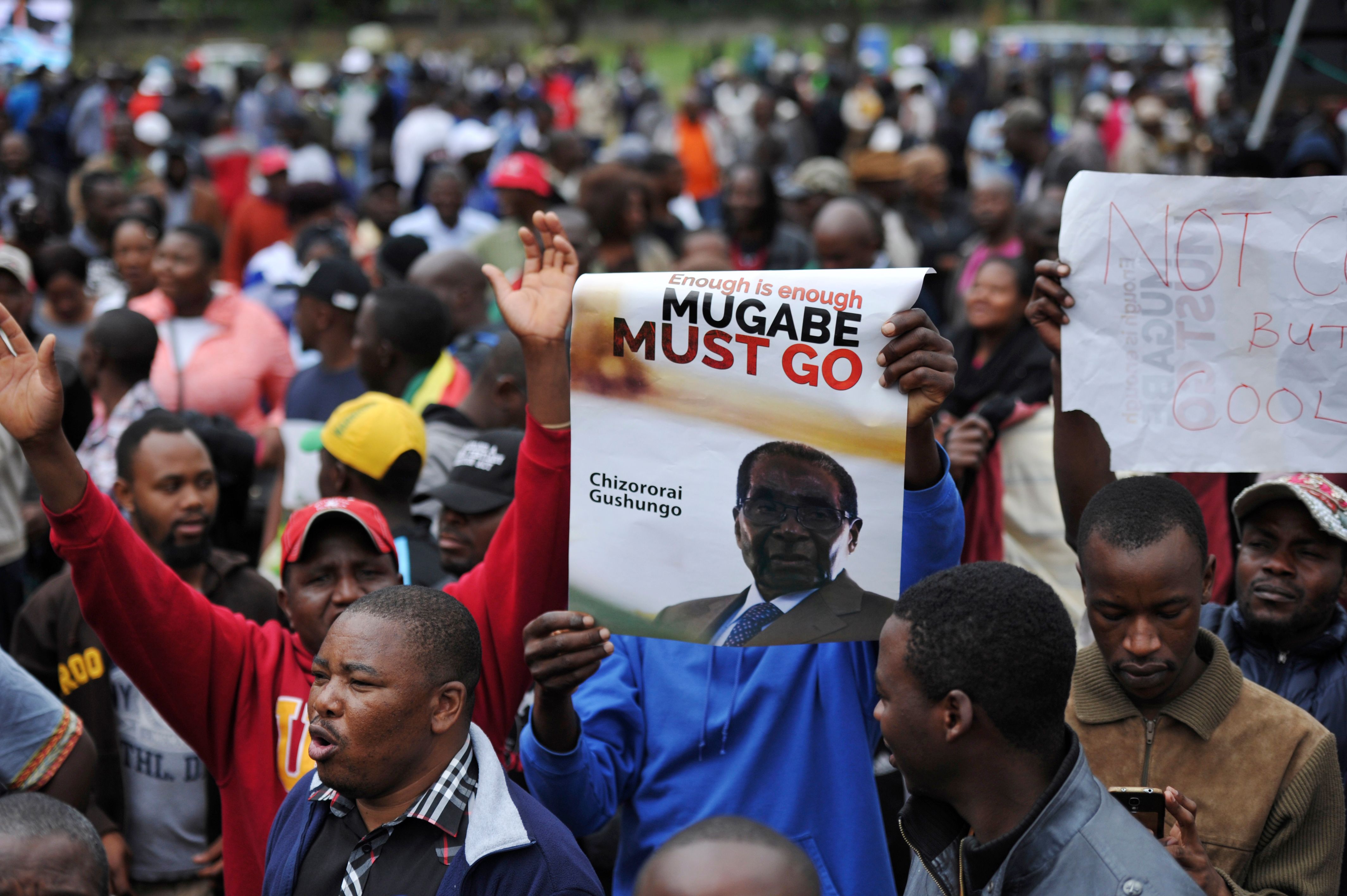 الآلاف يتظاهرون فى زيمبابوى للمطالبة برحيل الرئيس موجابى