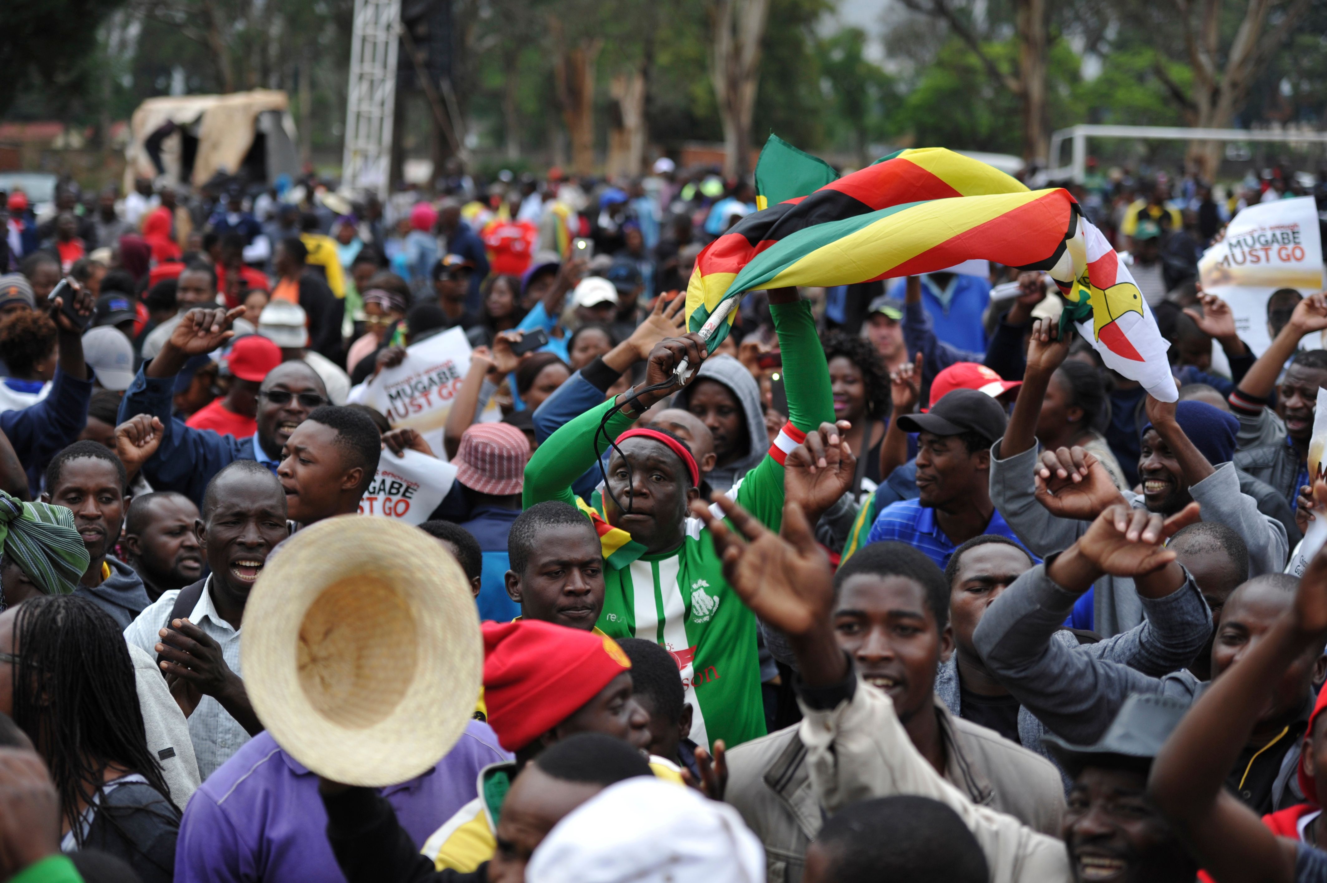 حشد من المتظاهرين فى زيمبابوى يطالب برحيل موجابى عن الحكم