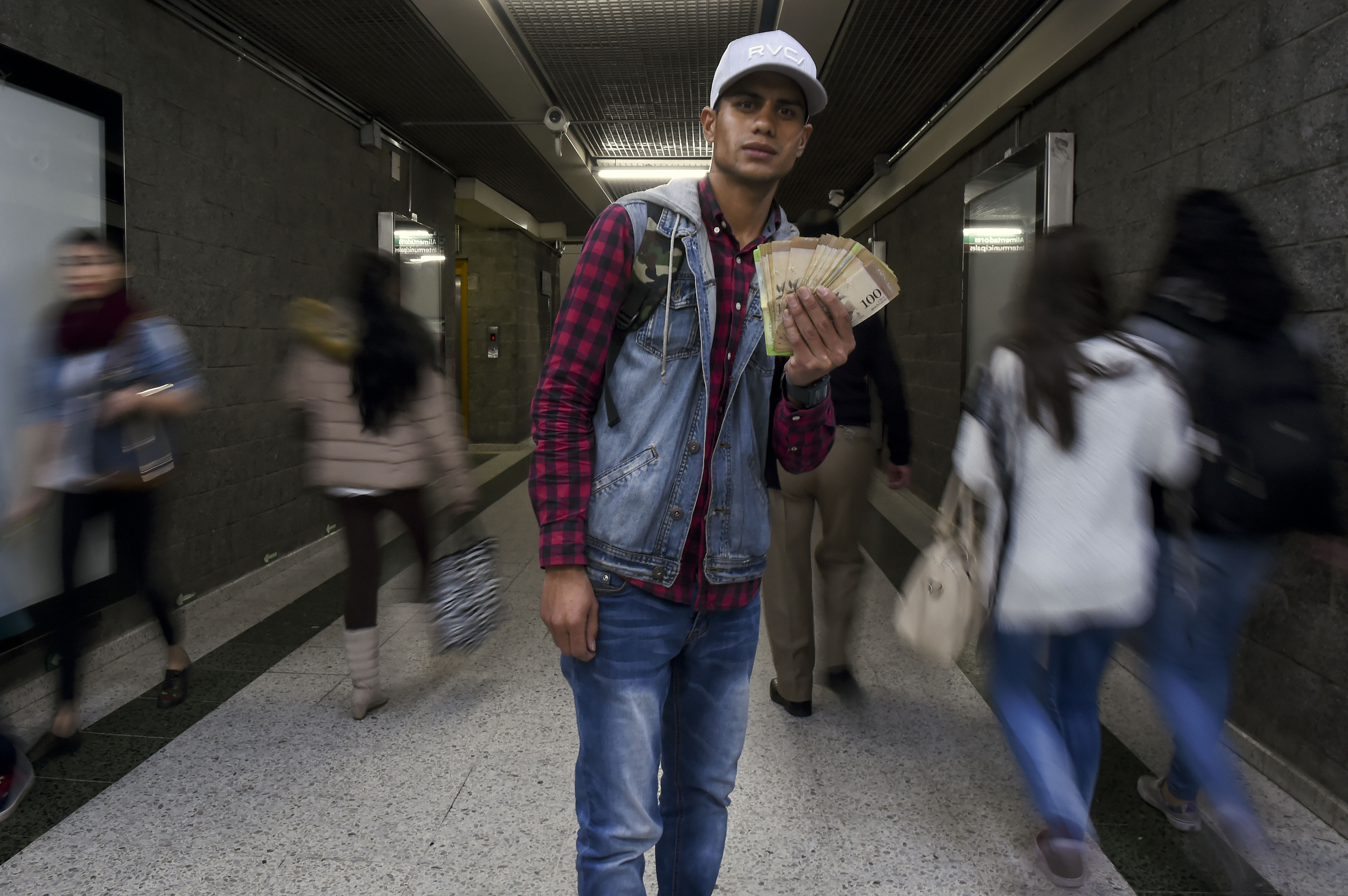 شاب فنزويلى يعمل فى كولومبيا لكسب الرزق