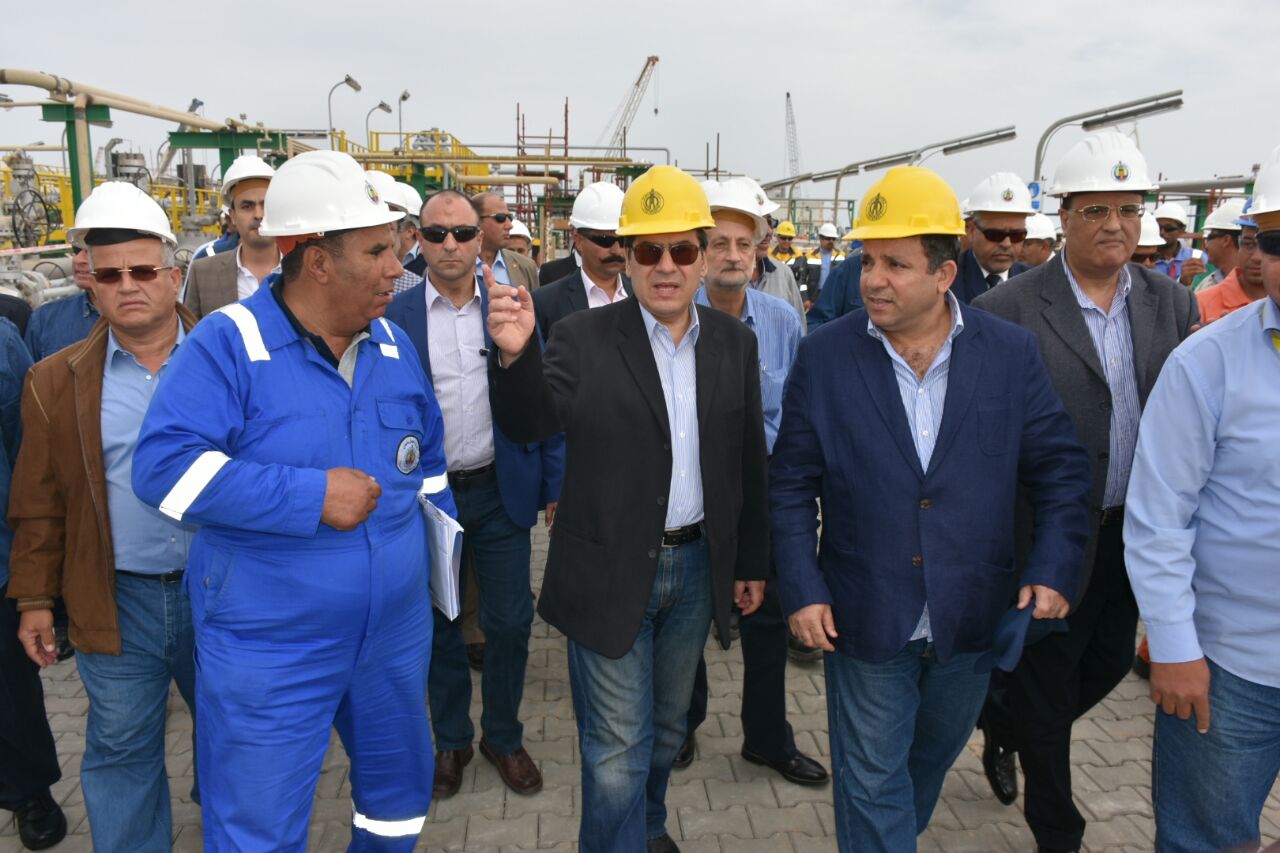 وزير البترول يتفقد موقع مشروع حقل ظهر ببورسعيد