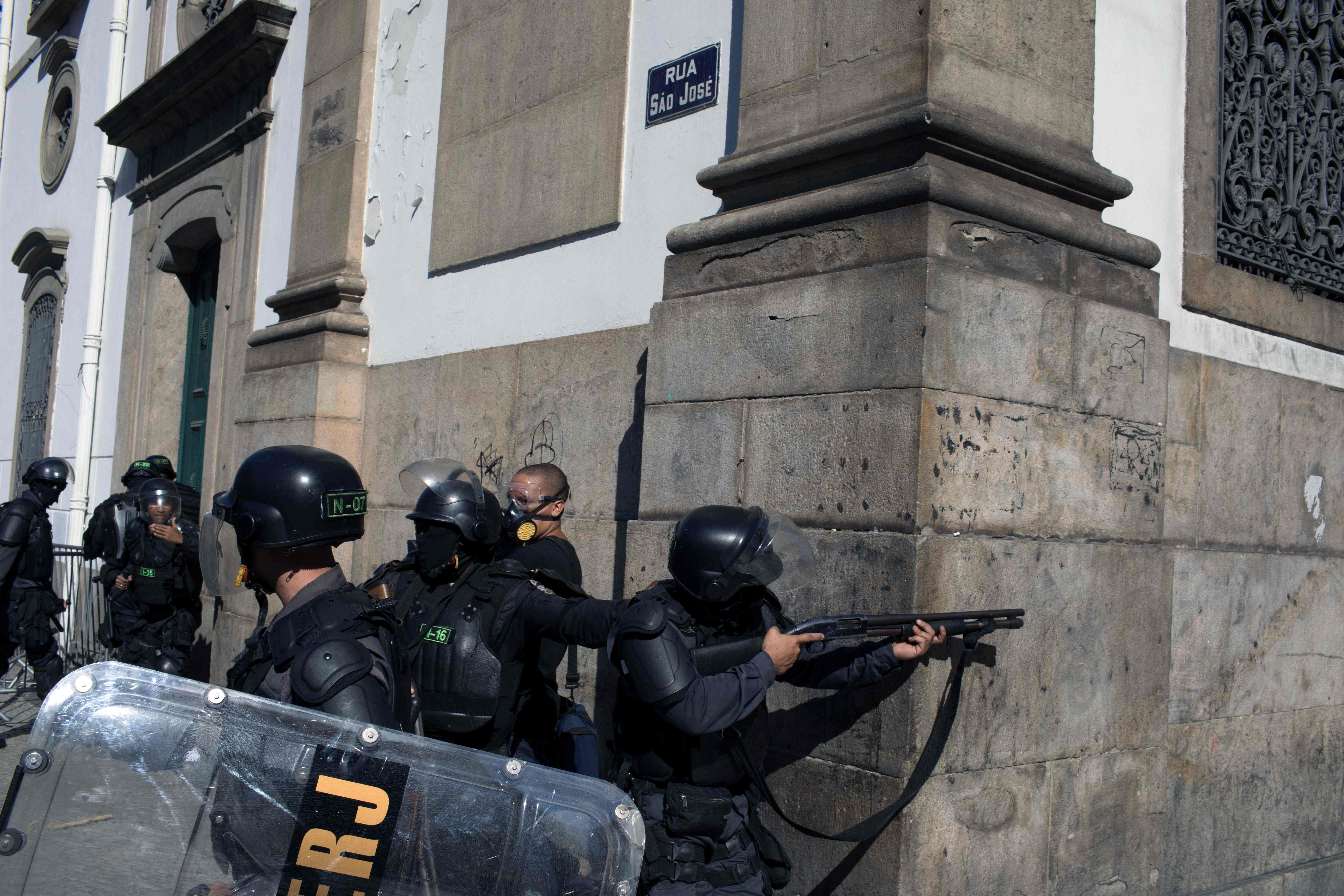 اشتباكات مع الشرطة فى البرازيل