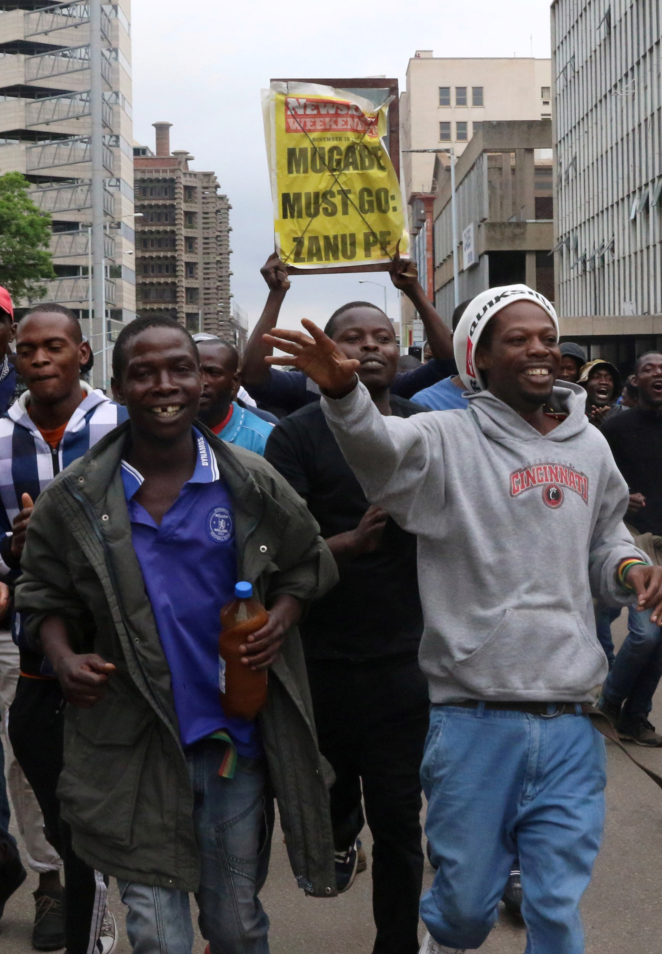 متظاهرين فى زيمبابوى يطالبون برحيل الرئيس موجابى