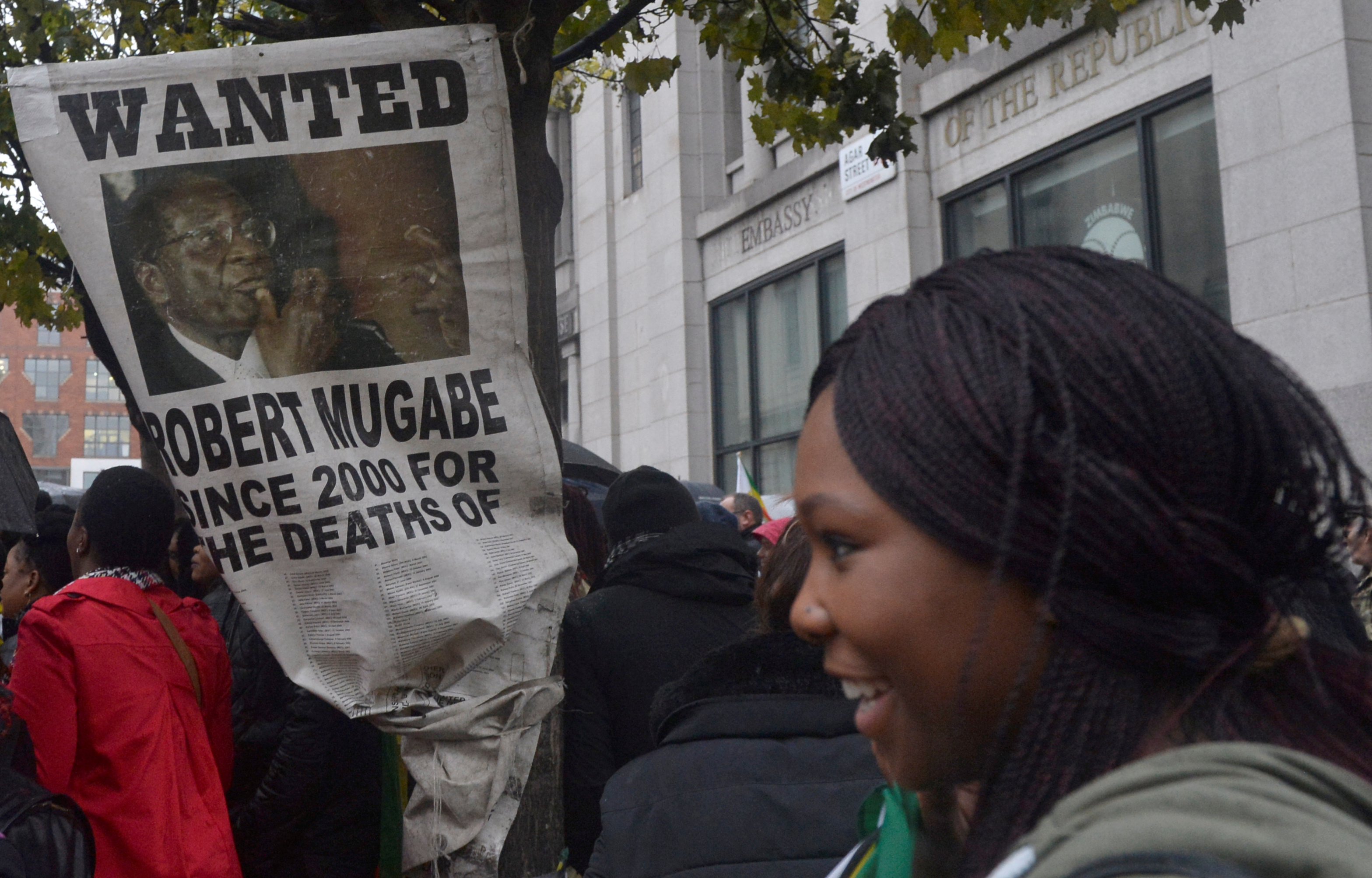 تظاهر المئات أمام سفارة زيمبابوى ببريطانيا للمطالبة بتنحى موجابى