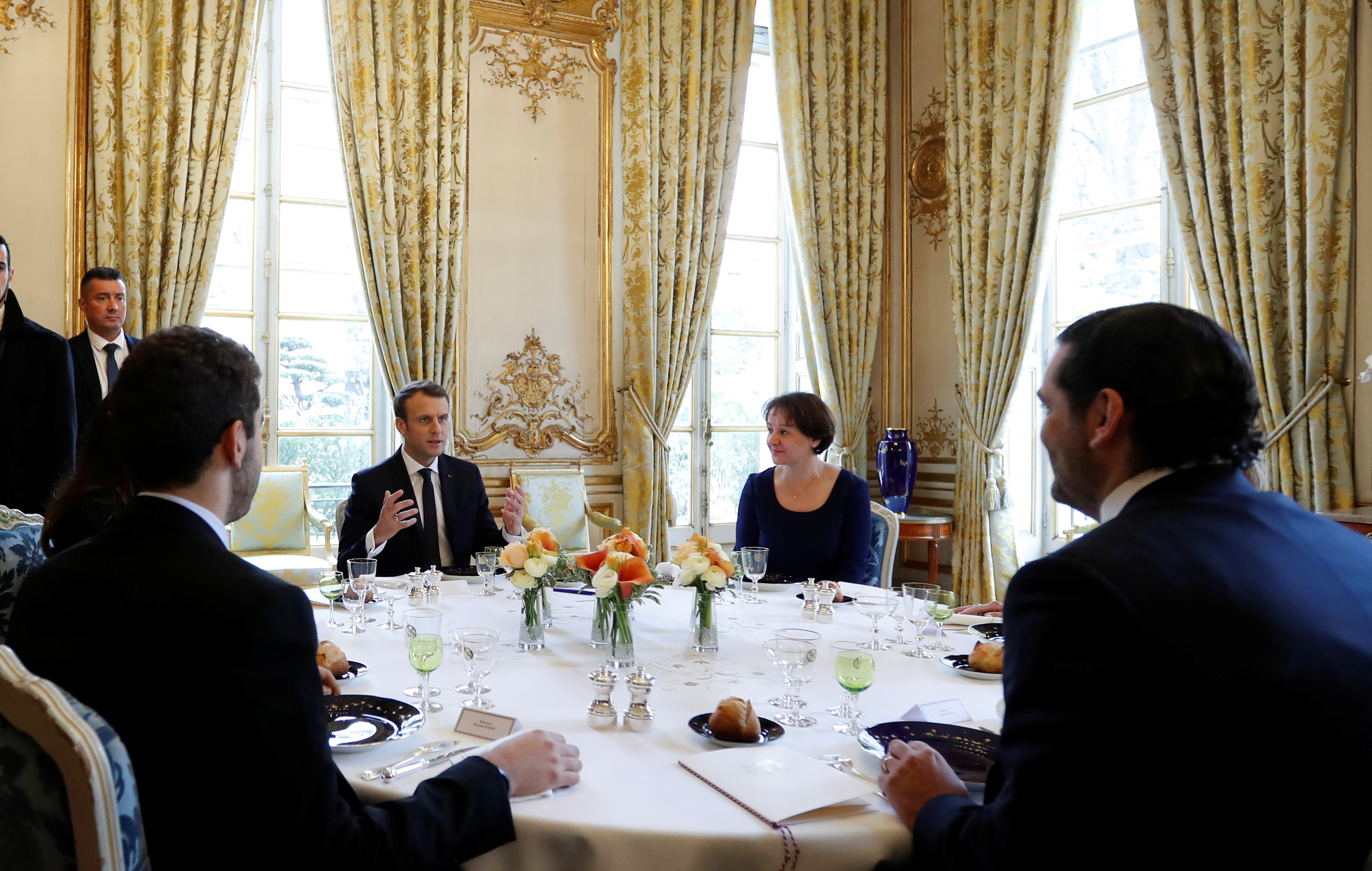 الرئيس الفرنسى يتحدث مع سعد الحريرى خلال لقائهما بباريس