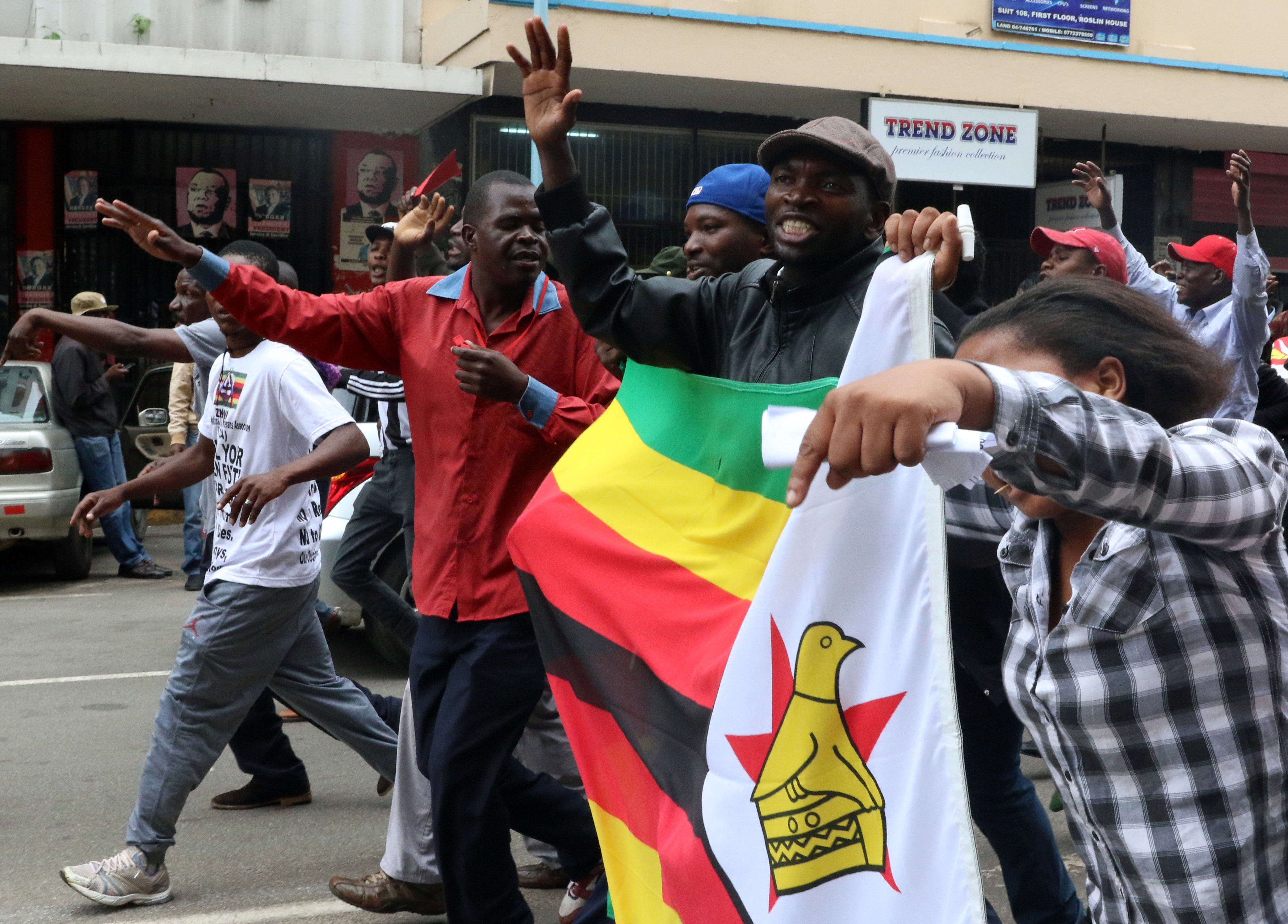توافد المتظاهرين فى زيمبابوى على الشوارع للمطالبة برحيل الرئيس