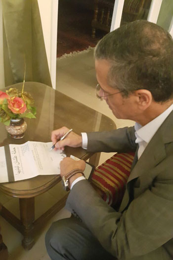 جمال السادات يوقع على استمارة علشان تبنيها جمال السادات يوقع على استمارة علشان تبنيها