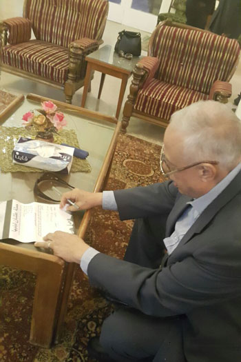 محمد عفت السادات يوقع على استمارة علشان تبنيها محمد عفت السادات يوقع على استمارة علشان تبنيها