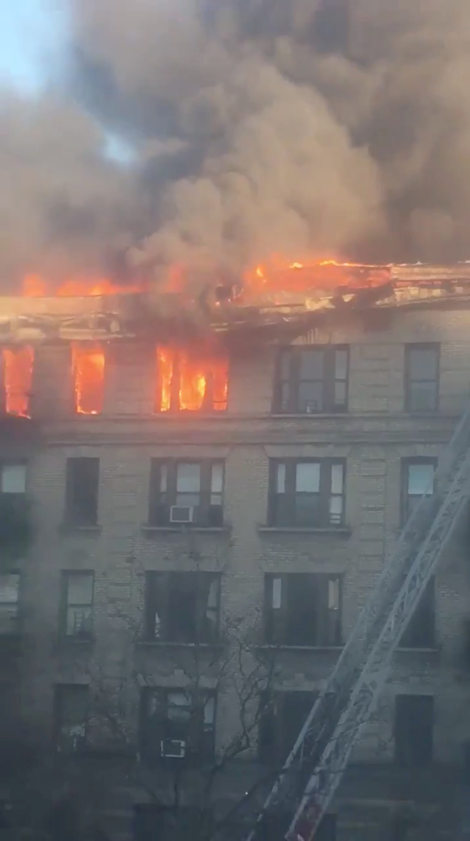 النيران تلتهم جزء من المبنى