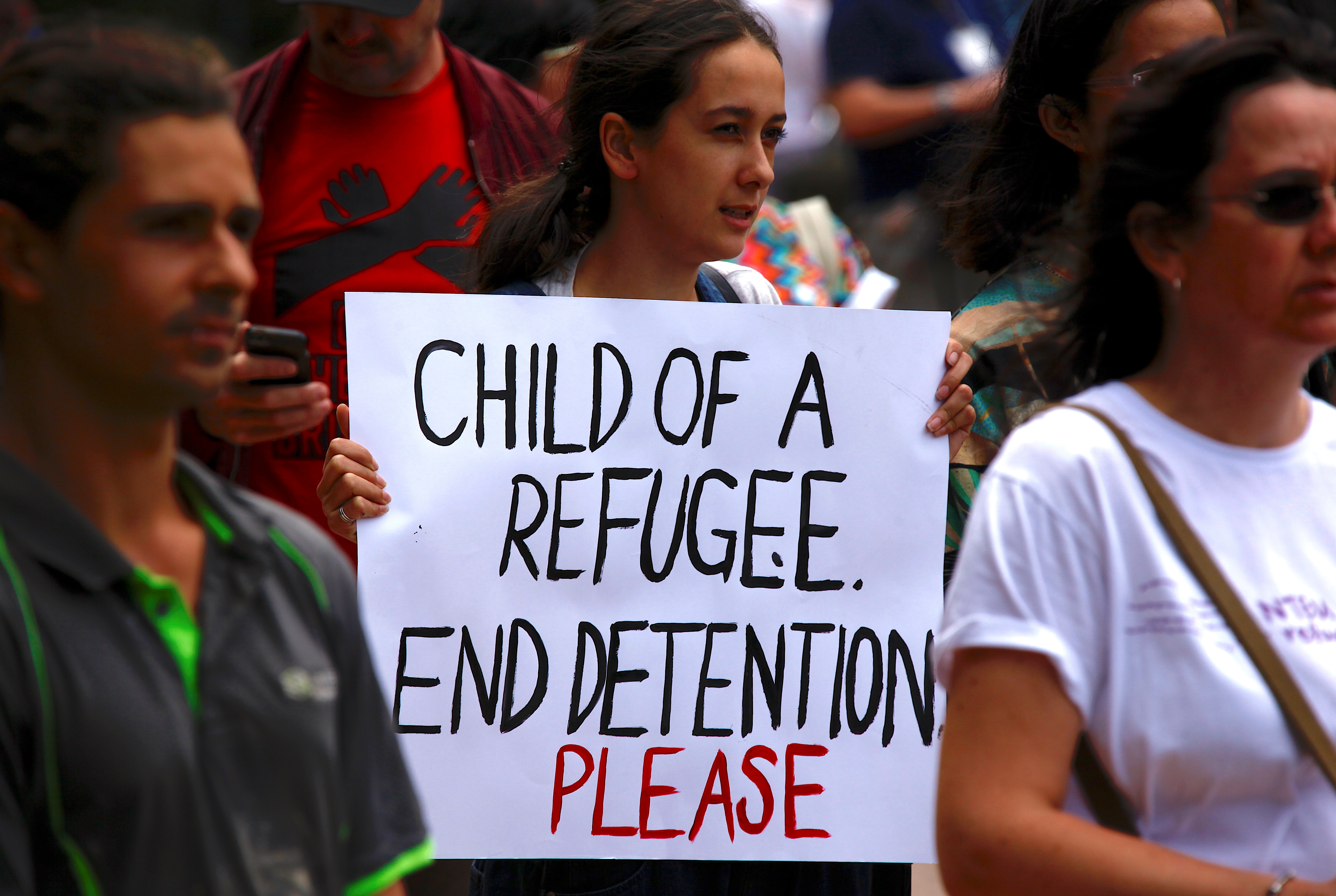 لافتات ضد المعاملة السيئة للاجئين