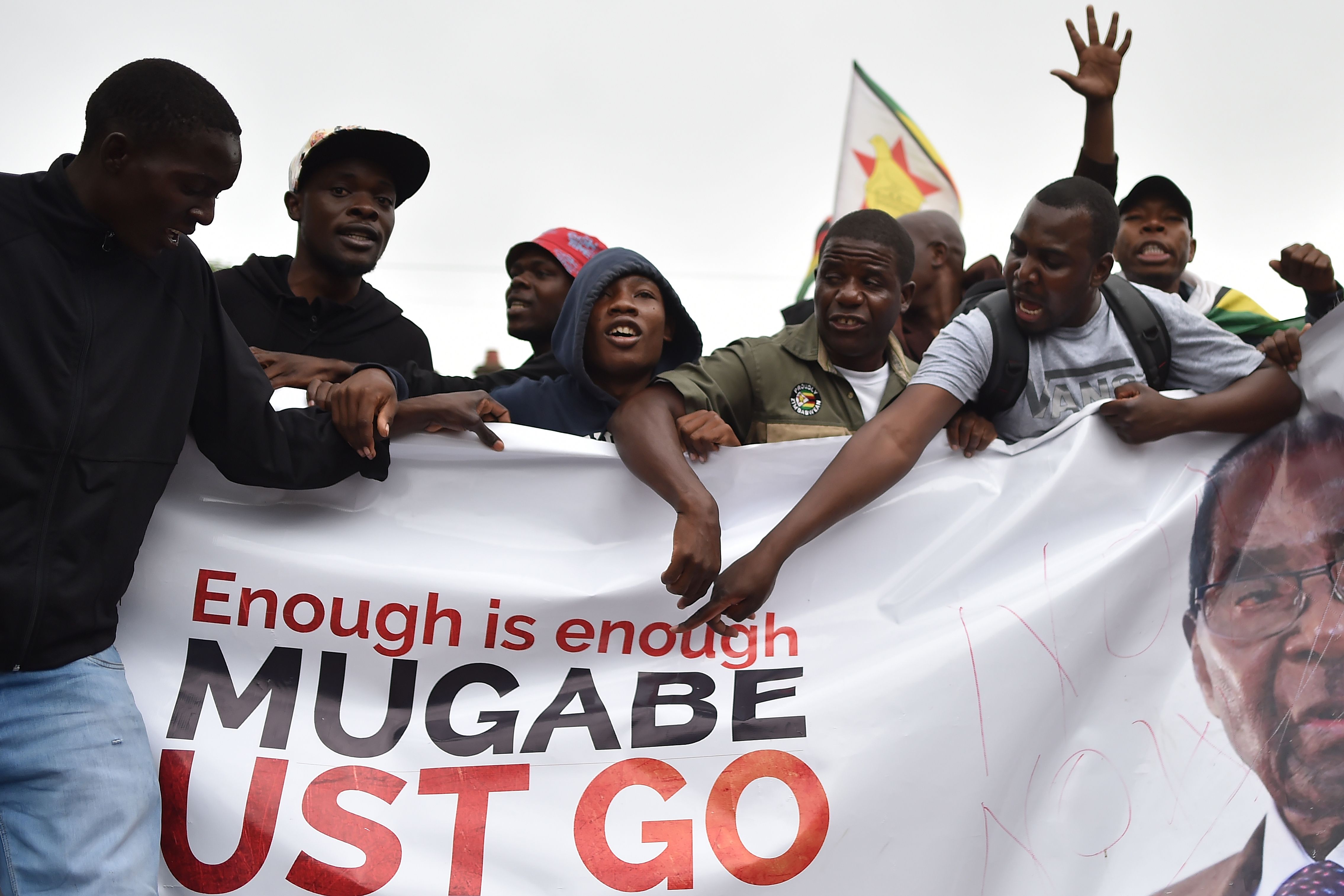 لافتات تطالب برحيل موجابى عن حكم زيمبابوى
