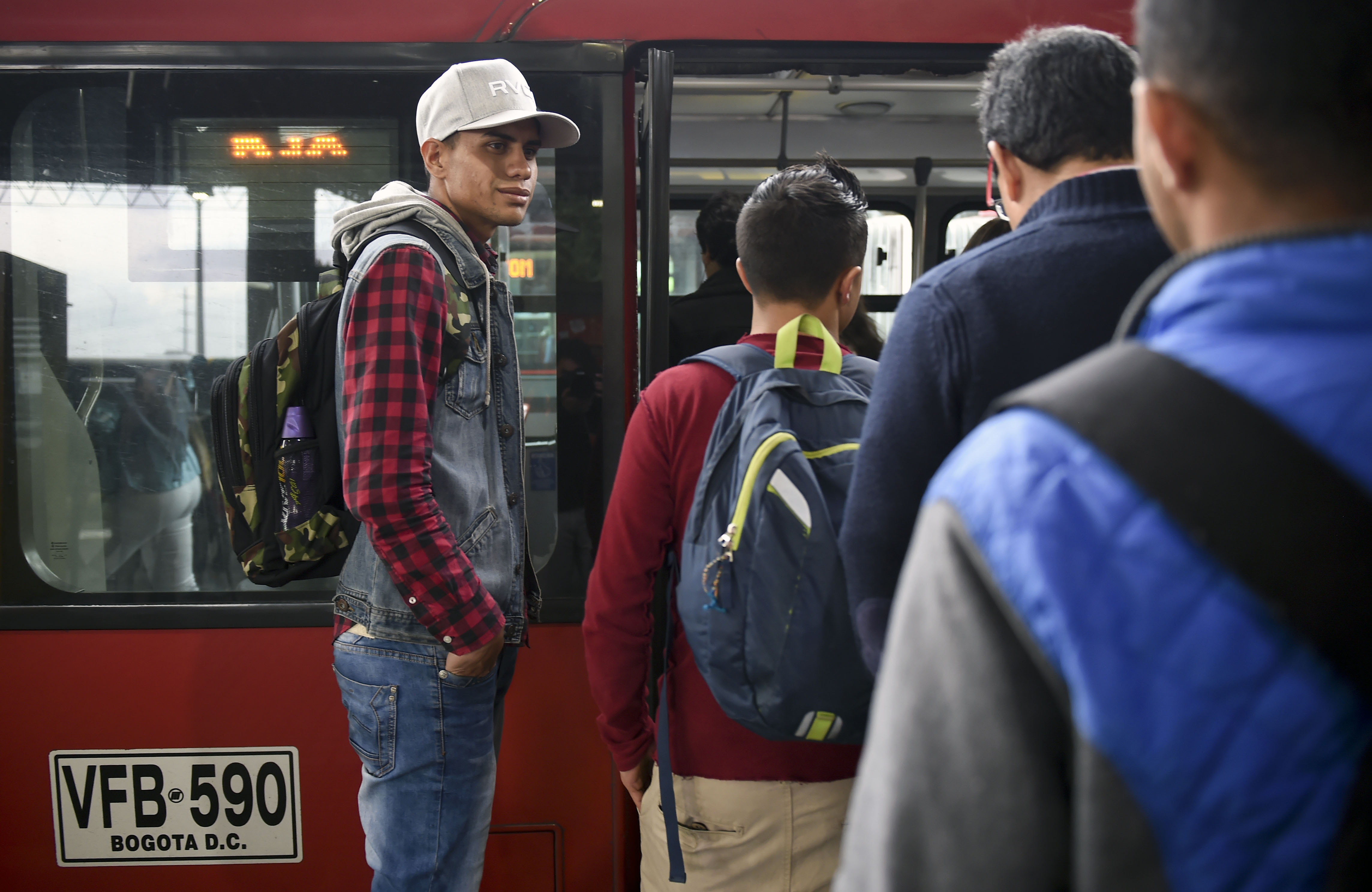 شاب فنزويلى يبيع منتجاته فى وسائل النقل العامة